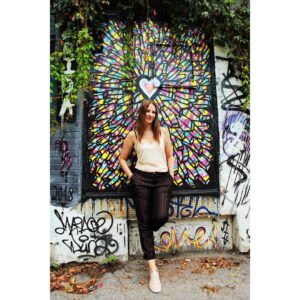India Desjardins Instagram - Kaléidoscope ▪️
Vêtements: @boutiquemodeco 💕👛 .
.
.
.
#plateaumontroyal #ventetrottoir #mtlmoments #montreal #boutiquemodeco #ambassadrice #streetheart #ruelle #alley
