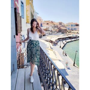 India Desjardins Instagram - Des petites ruelles fleuries, des accents moyen-orientaux et le plus beaux des balcons: gros coup de 💚pour Chania. (Merci à @boutiquemodeco pour la jupe de vacances la plus confo!)
#chania #greece #crete #boutiquemodeco #modeco #ambassadrice