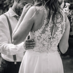 India Desjardins Instagram - Je partage avec vous quelques souvenirs 👰🤵🏼
(Ma photo préférée est avec Gugu, car le focus est sur lui et ça représente bien notre vie depuis un an! Haha Et aussi... c’est ça ma famille 💕) Merci à @melanielrobichaud (la meilleure DH), @sofecteau (notre super célébrant), @ginades (mon témoin), notre famille et nos amis pour votre précieuse présence.

D’autres mercis... Aucune commandite, juste du monde avec qui j'ai aimé travailler et j'aimerais me remarier juste pour retravailler avec eux (!) donc si jamais vous avez un événement et que ça peut vous inspirer...
@stephanie.pic.photogtaphe (pour les photos magnifiques), @heramariages (pour la magie et tout ce que vous avez rendu «paisible»), @les_affames (pour la bouffe cool), Joanie Lapointe (pour le maquillage), @zenlepouvoirdesfleurs et @d_liche_cupcakes . 📷 © @stephanie.pic.photogtaphe (Merci de ne pas les partager)