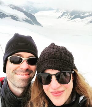 India Desjardins Instagram - Même pas ironique, même pas un #latergram !
1) Vacances estivales selon mon chum 😏
2) Le temps de prendre une photo du glacier avant l’arrivée des nuages... (3 secondes et quart)
3) Mari content 🥰 .
.
.
.
#thingswedoforlove #topofeurope🇨🇭 #topofeuropejungfrau #swizerland🇨🇭 #jungfraujoch