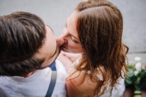 India Desjardins Instagram - Dans nos premières dates, on s'est dit: «J'me marierai jamais» «Moi non plus ça m'intéresse pas» «Pas mon genre» «Juste à y penser j'ai des frissons d'effroi». Finalement... Deux ans mariés, six ans ensemble. Bon anniversaire de mariage mon mari, chum, amoureux, meilleur partenaire de vie. Tu es celui qui a su rendre exaltant un amour doux. 🌻
.
.
📸: @stephanie.pic.photogtaphe