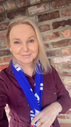 India Willoughby Instagram - LOVE @RainbowToffees @Everton - fantastic supporters of the LGBT community 🏳️‍🌈🏳️‍⚧️⭐️ - thank you for the scarf - happy Christmas! #Toffees #Everton