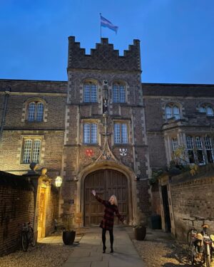 India Willoughby Instagram - Looking forward to speaking at Cambridge Uni tomorrow. Beautiful city and people! Letting me stay at Jesus College - where they’ve put our flag up 😊❤️🏳️‍⚧️ #Class #RealWorld 💪🧘‍♀️✌️