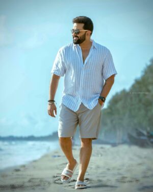 Indrajith Sukumaran Instagram - SunDay 🌞💛

Pc : @sethu_athippillil 

#maarivillingopurangal