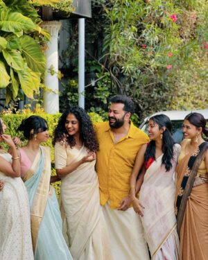 Indrajith Sukumaran Instagram - വിഷു ആശംസകൾ 🌼🌾✨

#HappyVishu
