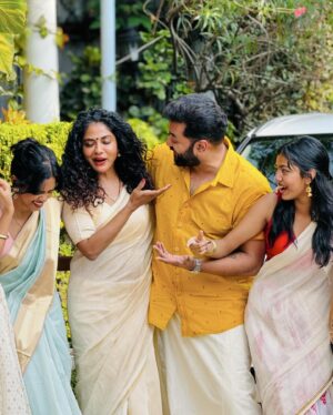 Indrajith Sukumaran Instagram - വിഷു ആശംസകൾ 🌼🌾✨

#HappyVishu