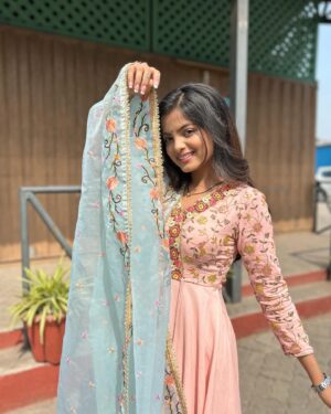 Indraxi Kanjilal Instagram - Romanticising morning happy pics of mine. 🖇️
.
.
.
.
#indraxikanjilal #happy #morning #sunshine #sunkissed #smile #smilemore #pink #blue #indianoutfit #indianwear #indian #browngirl #brownskingirls #instadaily #instalike #instafashion #instalove #instamood