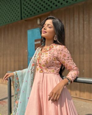 Indraxi Kanjilal Instagram - Romanticising morning happy pics of mine. 🖇️
.
.
.
.
#indraxikanjilal #happy #morning #sunshine #sunkissed #smile #smilemore #pink #blue #indianoutfit #indianwear #indian #browngirl #brownskingirls #instadaily #instalike #instafashion #instalove #instamood