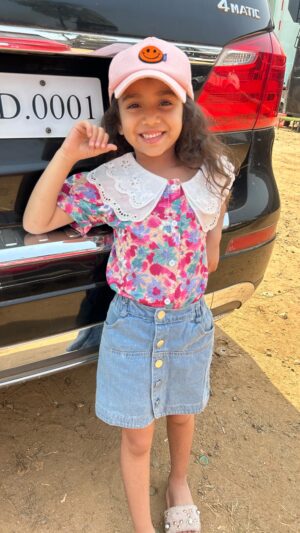 Indraxi Kanjilal Instagram - Masti on set with my 2 beautiful didi , carrying didi @indraxi_kanjilal_official @deshnadugad5