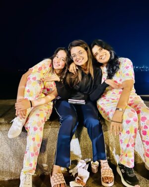 Indraxi Kanjilal Instagram - To our amazing Movie Nights!! 👻🫶🏻
.
.
.
.
#indraxikanjilal #deshnadugad #happy #fun #friends #movienight #joy #instagram #instadaily