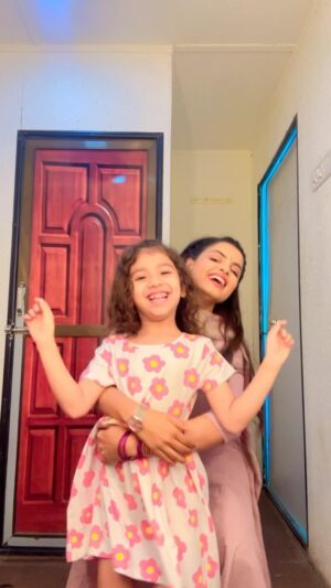 Indraxi Kanjilal Instagram - Doing what I love the most. Dancing, Fun and making reels with my favorite @indraxi_kanjilal_official on set.

#sabtv #pushpaimpossible #trending #trendingreels #dance #barsore #nanare #dance #reelinstagram #jaiambe #likekaro #followkaro #childcelebrity #vrihikodvara
