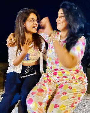 Indraxi Kanjilal Instagram - To our amazing Movie Nights!! 👻🫶🏻
.
.
.
.
#indraxikanjilal #deshnadugad #happy #fun #friends #movienight #joy #instagram #instadaily