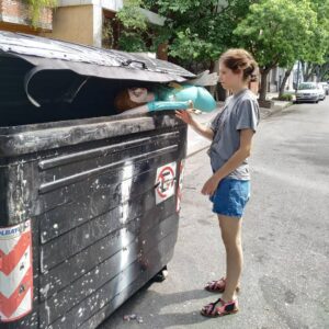 Inés Efrón Instagram - Que la tierra se ocupe de exorcisar las angustias de mi preadolescencia
Gracias @luis_maria_teran por ayudarme con el maravilloso mundo de dar materia a las ideas