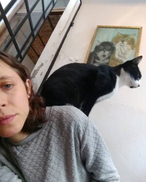 Inés Efrón Instagram - Gato en la espalda