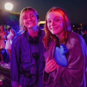 Ines Høysæter Asserson Instagram - WOW! Så utrolig kult. Har ikke ord på hvor bra dette har vært, hvor fine folk jeg har møtt, hvor mange fine tilbakemeldinger som er blitt gitt og hvor kult det er at så mange allerede har sett filmen. Vil takke det fantastiske teamet både foran og bak kamera, regissører @sorensenperolav og @emiliekbeck, produsent @jannehjeltnes og @theglobalensemble. Og ikke minst @netflixnordic, og mange, mange andre. Glad for dette, glad i dere 💖