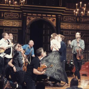 Inga Ibsdotter Lilleaas Instagram - Prøvde ut noen scener fra «En Midtsommernattsdrøm på Tønneloftet» på @the_globe i går! Fantastisk opplevelse! Kom og se oss i Haugesund fra 24.oktober! 🎻🕯