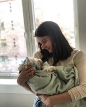Inga Ibsdotter Lilleaas Instagram - Jeg har blitt tante, men pga. korona må vi alle smøre oss med tålmodighet, enn så lenge.🤱
•
•
Ingen hunder ble nevneverdig plaget under denne fotoshooten. •
📸: @gunnarius