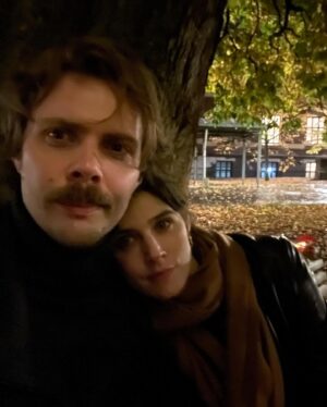 Inga Ibsdotter Lilleaas Instagram - Til de av dere der ute som driver å søker på Gunnar Eiriksson kjæreste, så vil jeg bare gjøre kort prosess her og bekrefte at ja, det har han, og han er faktisk forlovet også, med mig👰🏻‍♂️ 
Tusen takk, kjæreste Gunnlaug, for verdens vakreste og mest upraktiske forlovelsesring♥️