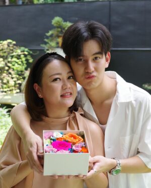 Ingkarat Damrongsakkul Instagram - วันมงวันแม่ ก็ทำดอกไม้ให้ซักหน่อย ทำเองกับมือแต่ของเค้าเตรียมไว้ให้ทุกอย่าง🤭