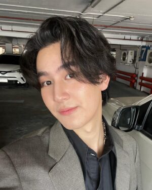 Ingkarat Damrongsakkul Instagram - ขอนิดนึง ผมยาวเซ็ทสุดท้ายละ🚘

📸: @putter.ptr

STYLE BY: @supavit.style 
Assistant : @loveisonthemoon 
Make up: @makechatup 
Hair: @pom_hairstylista
