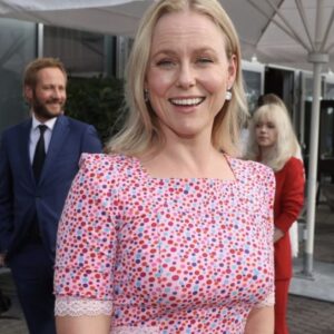 Ingrid Bolsø Berdal Instagram - Fredag ble jeg den glade mottager av Gullruten for Beste Skuespiller for rollen som “Ida Waage” i “Heksejakt” på @tv2norge og @tv2sumo. Tusen takk til serieskapere Anna Bache-Wiig og Siv Rajendram som skrev en så fantastisk rolle i et sjeldent medrivende og helstøpt manus. Dere er virkelig helt rå, og fortjener alle supre tilbakemeldinger, og mere til. Stor takk også til konseptuerende regissør Eva Sørhaug som gav så mye frihet, og Stian Kristiansen som skapte tillit.
.
Jeg deler prisen med alle skuespillerne i serien. Nils Arne Eggen har snakket mye om “å spille hverandre gode”. Uten ærligheten, motet, innsatsen fra alle dere knakende gode kolleger hadde ikke jeg stått med en Gullrute. Å lage en tv-serie er lagarbeid, og for et team det var på dette prosjektet. Ære være dere!
//
//
I’m the happy receiver of the 'Norwegian Emmy' Gullruten for Best Actor 2020 for “Heksejakt”/“Witch Hunt”. Thank you creators Anna Bache-Wiig and Siv Rajendram for writing such a fantastic part in a rear gem of a script. You are superb writers. Thank you also to main director Eva Sørhaug for giving such freedom, and to Stian Kristiansen for creating trust. And thank you to producer Are Heidenstrøm at @misofilmnorge, and TV2, for going for the series.
.
I share this award with my brave and honest co-actors. I hadn’t received this award without you. Creating a TV-show is team work. And what a team it was on this show. Biggest shout out to you all!
.
Foto: Frode Hansen
@annabw007 @sivrajendrameliassen @stian_kristiansen_ @areheidenstrom