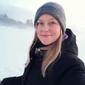 Ingrid Bolsø Berdal Instagram - Happy New Year, all! Quick thoughts in the last hours of the year: Even though it looks like the world has completely gone off it's hinges (and parts of it probably has), there is so much goodness around (the news doesn't spell that out, for the most part. It's easy to believe that the madness we see unfolding is "normal", and that there is no hope. But sanity, integrity and honesty grows all over the place. And there is so much hope!). So many people work to balance out the wrongness done on this planet. After the fog, comes clarity 😃 Simple thoughts - but sometimes that's ok too. Keep your hearts soft in the New Year! ❤️