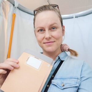 Ingrid Bolsø Berdal Instagram - Kanskje passer ikke ett parti helt. Kanskje er vi ikke 100% enig i alt partilederen mener. Kanskje ønsker vi en annen type statsminister enn de vi har å velge mellom. Kanskje orker vi ikke en gang å involvere oss i politikk. Men vil jeg dypest sett noe for meg selv og de rundt meg? Ønsker jeg i det hele tatt noe? Står jeg for noen grunnverdier i livet mitt? Har jeg meninger om hvilken retning jeg vil at samfunnet vårt skal ta? Landet vårt? Ønsker jeg noe for kloden? 
. 
Vil vi noe, må vi handle. Som oftest, i hvert fall 😊 Å stemme ved stortingsvalg er en liten handling, som sammen med andre små handlinger, kan gi store utslag.
Litt litt litt litt litt=mye.
Og vet vi ikke konkret hvilket parti vi skal stemme på, kan vi kanskje stemme i en eller annen Retning. En Retning som resonnerer med våre grunnverdier. 
.
I går forhåndsstemte jeg. En liten handling. Som sammen andres små handlinger skaper en hel HAUG med stemmesedler, TUNGE bunker med papirer - som kanskje tipper vektskåler 😃 Håper alle tar til urnene! 

//

The Parliamentary election in Norway happens in September. Yesterday I voted early. In Norway we have many parties, all across the spectrum. Sometimes it can be easy to choose a party, other times more challenging. What party resonates the most with my core values? What do I wish for myself, for the people around me, my country, the earth, the world at large? For the most part; if we want something, we must do something. Voting is doing 😊
. 
We might not find a party, or a politician, that is a perfect fit for us on all matters. But we might vote in a Direction of something. A Direction that resonates with us. Vote!