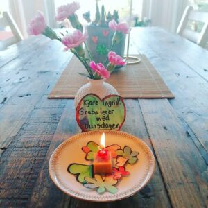 Ingrid Bolsø Berdal Instagram - Jeg har bursdag! Gode mamma leverte bursdagslys og oppmerksomhet til meg i morges just etter mitt hjerte. Og så mange fine meldinger jeg har fått. Takk! 😊
#simplify
.
It's my Birthday! My momma delivered birthday lights to me this morning just like I love it. And thank you so much for all the warm messages 😊
#simplify