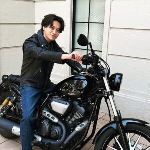 Inoue Sora Instagram - ・
『Dr.チョコレート』第６話
ありがとうございました！！

いかがでしたか？
自分はどうなったっていいから、えりかだけは。
大切な人を守るために必死な西崎。
結果、2人の命も関係性も良い方向に行きましたね🥲

カンパニーのみなさんがとても温かく迎えてくれたのがとても嬉しかったです☺️
「め様」一体どんな人なんでしょうか。。
今後の展開が気になりますね…！！

第７話も楽しみです🍫

#ドクターチョコレート @drchocolate_ntv