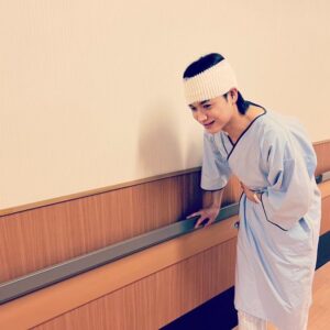 Inoue Sora Instagram - ・
『Dr.チョコレート』第６話
ありがとうございました！！

いかがでしたか？
自分はどうなったっていいから、えりかだけは。
大切な人を守るために必死な西崎。
結果、2人の命も関係性も良い方向に行きましたね🥲

カンパニーのみなさんがとても温かく迎えてくれたのがとても嬉しかったです☺️
「め様」一体どんな人なんでしょうか。。
今後の展開が気になりますね…！！

第７話も楽しみです🍫

#ドクターチョコレート @drchocolate_ntv