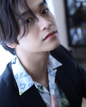 Inoue Sora Instagram - ・
10月ブロマイド受付スタートです！
10月2日〜10月15日23:59まで。

いつもと分け目が逆なんです。
写真で見るとそこまで分かんないけど自分的にはすっごい違和感。
プチレアショットです✌️笑