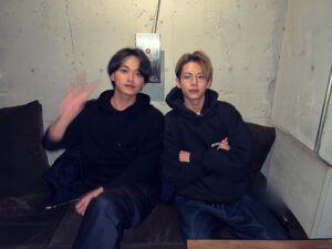 Inoue Sora Instagram - クリスマスイヴ

皆さんはどんな1日を過ごされていますでしょうか！

りおの誕生日のお祝いを出来ていなかったし、舞台も頑張っているということで
2人でご飯に行ってきました！！

特に今日という日に食事に誘ったことに大きな意味はないのですが、
りお誕生日おめでとう！そしてメリークリスマス🎅笑

良い1年のラストスパートです。

皆さんも、ハッピーメリークリスマス🎄
#永遠の昨日
