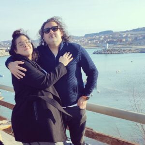 İpek Ayaz Kortunç Instagram - Bu ara yine "şunun nefes alışına bak,sus,bakma,ne bakıyosun,bi susar mısın,konuşmuyorum seninle,sana baktığımda bana baktığını görmicem,hıhhhh" dönemindeyiz lâkin seviyoruz...