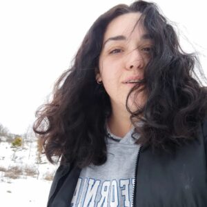 İpek Ayaz Kortunç Instagram - Kalıplarınızdan çok sıkıldım.
"Aslında kilo verse hoş,aslında çene ameliyatı olsa güzel,aslında makyaj yapsa efso,aslında gülmese iyi,aslında saçını kısaltsa good,aslında saçını uzatsa vays,aslında,aslında,aslında..." 
Ben İpek. İpekAyko. Ben buyum.
Ben şişmanım🤤
Ben aynineyim🌜
Ben istersem süslenirim👄
Ben istersem gülerim 😁
Ben istersem saçımı kazıtırım💇🏿‍♀️
Kimsenin göz zevki için gelmedim dünyaya. Kadın olduğum için hiçbir kalıba girmek zorunda değilim.
Kalıplarınızdan çok sıkıldım. 
💜