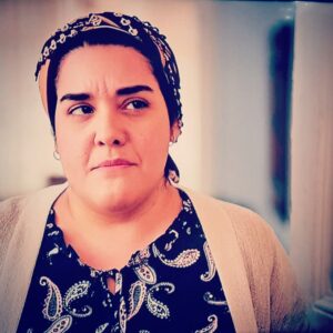 İpek Ayaz Kortunç Instagram - Şüphesiz ki 2021'in bana armağanı Masumlar Apartmanı ve güzel ekibi oldu. 
Hocalarım,rol arkadaşlarım,senarist arkadaşlarım,kamera arkası,yapım ekibi,ulaşım ekibi,sağlık ekibi her biri çok kıymetli bir armağan. 
...ve tabii ki Okşan,en büyük armağanı 2021'in...
2022'den dileğim insan,çocuk,hayvan haklarının ihlâl edilmediği,doğamıza,dünyamıza ihanet etmediğimiz,ayrıştırılmadığımız,
sevgide buluştuğumuz bir yıl olması. 
"Allah dağına göre kar verirmiş,bana da çığ düştü" demeyeceğimiz bir yıl olsun.
Hepinize sevgilerimle... 
Not: Havai fişek atmayın,atanlara kızın.