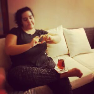 İpek Ayaz Kortunç Instagram - Sevgi günüymüş. Ne kadar sevmişim o an o çayı...
Nasıl bir bağ kurmuşum,kalpler falan yapmışım...
Zigon bulamamışım,sehpa bulamamışım ayağımı sehpa yapmışım,(yaratıcılık desen var)onu içmek uğruna yanmayı göze almışım.(şairlik desen var)
Ben her şeye aşık olabilirim,bir kahveye,bir çaya,bir salyangoza,bir insanın vicdanına,nezaketine,bir kedinin kuyruğuna,bir kaplumbağanın kabuğuna,bir ceviz ağacına,bir ezogelin çorbasına ama en çok aşka aşığım dostlarım.(şıpsevdilik desen var) 💜
Her daim sevgi olsun hep sevmek olsun hayatımızda.(sevgi pıtırcıklığı desen var)
Hadi çok öptüm... 💜
