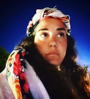 İpek Ayaz Kortunç Instagram - "Masumlar Apartmanııığ" diye bağırdı biri bana bugün. 
Baktım. "Naber" dedi. Samimi bi andı.