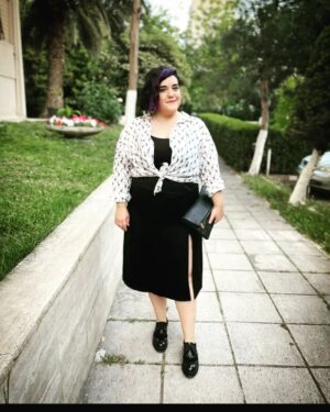 İpek Ayaz Kortunç Instagram - Arkadaşlar ! 
Biz herhangi bir yere giderken şort da giyeceğiz,göğüs dekoltemiz de olabilir,hiç olmayabilir de...Baş örtümüz de olabilir,hiçbir hattımız belli olmayabilir ama olabilir de... Derin yırtmacımız da olabilir ya da asla tenimizin gözükmediği kıyafet de giyebiliriz. Hatta inanır mısınız şişmanlar da şort giyecek,yırtmaçlı etekler,elbiseler giyecekler,"hastalıklı" dediğiniz zayıflar da bacakları açık giysileri tercih edecek ya da kolları açık giysileri... Görüntüden rahatsız olursanız ona yapacak bir şey yok ama abartıp da "giyemezsin,giymemelisin" gibi söylemlerde bulunursanız "mhrs" randevu sisteminden "ruh ve sinir hastalıkları" bölümünden hastane, doktor ve tarih seçip yolunuza devam edebilirsiniz. 
Benim vücudum ya da giydiğim senin gözüne de gönlüne de hitap etmek zorunda değil. 🤝🏿 
Sevgiler... 
Şimdi açın son ses Harun'umu bangır bangır dinleyin !