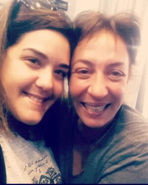 İpek Ayaz Kortunç Instagram - Ayvalık,Familya seti...
Binnur gelecek ziyarete dendi. Bende bir heyecan ki sorma gitsin...
Herkes de biliyor hayranlığımı.
Sete gittim. "Geldi" dediler. Uzaktan baktım,vallahi orada. Göz göze geldik,karavana kaçtım heyecandan. Bir bakarım ki karavana gelmiş. Sarıldım,"ahhh hiç bırakmasam" dedim içimden.
Yaşam hakkı savunuculuğuna,mütevazılığına,
oyunculuğuna,var oluşuna hayranım canım Binnur. Hayallerimdi seninle aynı projede yer almak. Bu sefer karşılaşınca kaçmayacağım,söz.
Çok seviyorum,çok...