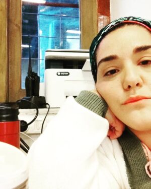 İpek Ayaz Kortunç Instagram - Şu set telsiziyle,printerıyla bir fotoğrafımız olmasın mı ? 
Az mı emekleri var ?