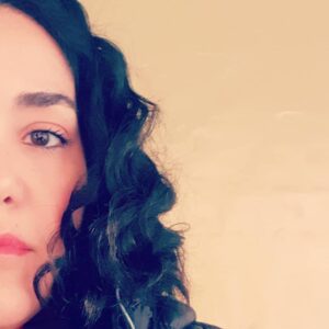 İpek Ayaz Kortunç Instagram - Hani ben 90lar aşığıyım ya...
Hani ben arada size 90lar şarkıları armağan ederdim ya...
En güzellerinden,en özellerinden birini de böyle sabitleyeyim. Dinledikce beni hatırlayın. Bu muhteşem ses ve yorum @hazalinsayfasi 👏🏿💜