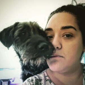 İpek Ayaz Kortunç Instagram - Biz şimdilik 6 kişilik bir aile olduk hanemizde...
Tabii dışarıdaki evlâtların sayısı yok,sayamam,hepsi canım.
Mösyö hoş geldin 💜
Geçmişini bilmiyorum. Bir sanayi bölgesinde bulmuş onu,yağmurda sırılsıklam,yemek dilenirken iki genç adamdan @asilibal 
Canım Selin'imin @slnaksu paylaşımında gördüm birkaç defa yuva aradığını aslında niyetimiz özel gereksinimli bir köpek katmaktı haneye fakat "çirkin ve siyah olduğu için vazgeçiyor sahiplenmek isteyenler" cümlesini duyduğum an çok ağladım,"bize gelsin dedim".
Çünkü o kadar iyi bilirim ki bu şekilci zihniyeti. İnsan o kadar acımasız ve korkunç bir varlık ki...
"Güzel" olmayanı arkadaşlığa,konuşmaya,selam vermeye bile layık görmeyen insanlar tanıdım,maalesef ! 
Hoş geldin Mösyö ! 💜
Hoş geldin en güzel varlık 🖤