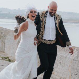 İpek Tanrıyar Instagram - Biliyor musunuz ki Allah’ımız yanımızda,biliyor musunuz ki onun izniyle hep böyle gülerek nice yıllarımız geçecek elele,biliyor musunuz ki biz birbirimize daha da kenetlendik,ve biliyor musunuz ki ruhu kirlenmiş çamur gözler delip geçemeyecek sevgimizi...Biliyor musunuz ki bugün 1.evlilik yıldönümümüz..Nice yıllarımız olsun çocukkkkk 🦋🧿❤️ #1.yılımız #kutluolsun #niceyıllarımızolsun #çocuk @muratevler
