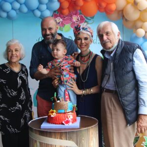 İpek Tanrıyar Instagram - OĞLUMA İLK MEKTUP:
Sen
ki bütün ettiğim büyük lafları bana afiyetle yedirmeyi başaran küçük adamm.. 
Artık aynaya bakmadığım günler var,arayanlara geri dönemediğim saatler,haftalar..
Bıraktım artık kusursuz olmayı,evi mum gibi toplamayı,o çok sevdiğim sabah 9-11 uykularını..
Salonda yer gök oyuncak,toplamıyorum dağılanları..
Hayata merhaba dediğin gün bana en zor sorumluluğu verdi rabbim..yorgunmuyum evet..
Bıraksalar 2 hafta uyurum.Uyuduğunda ya şimdi uyanırsa diye ertelediğim dünya işim var.Ama senden daha güzel bir işim yok..Dünya yansa yüzüne bakınca unutuyor insan dünyevi sıkıntıları..Böyle bir rehabilitasyon dünya üzerinde var mı?
Hiç bir açıklaması yok sen yemeğini bitirdiğinde ve kakanı yaptığında mutluluğumun..ununu eleyenler anne olmak demişler.
Zor işmiş vesselam,zaman yavaş ama yetişemediğim kadar da hızlı..
Ama hayat da zor..Dünya artık kötü bir yer, o yüzden kalkmaya çalışırken düşüp ağladığında koşmuyorum yanına,düşüp kalkabilmeyi bil diye,bir oyuncağını sıkıştığı yerden alamadığında o yüzden yardım etmiyorum hayatta tuttuğunu koparabil diye,bardak çanak bibloları ellemeye çalıştığında o yüzden sesimi çıkarmıyorum herşeyi görerek dokunarak tanıyarak öğren diye..insanlardan o yüzden esirgemiyorum hayatta onlarla olacaksın diye..
Ama bütün bunları yaparken vicdanımı da koyuyorum önüme ben olmaz desem de o seni kucaklasın diye..
Ne dersem diyeyim de.. 
hayat hep güzellikler getirsin bebeğime,altından kalkabileceğin yükler yüklesin yüreğine..
Adam gibi adam olabilmek için çalış dersine,kitabın da baban olsun Aras’ım 
Sevgilerimle…. İYİ Kİ DOĞDUN🧿 #arasbebek1yaşında