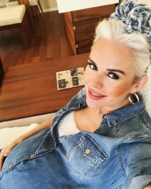 İpek Tanrıyar Instagram - 🦋vaziyet bu🦋 #blue #like #smile #coronagünleri #30weekspregnant #arasbebek #like #stayhome #uçantekmeatıyor
