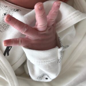 İpek Tanrıyar Instagram - Sevgili dostlarım,bugün saat 13:57 itibariyle oğlumuz Aras Bebek’i Medical Park Florya LiV hospital’da sağlıkla kucağımıza aldık❤️Sağlık durumumuz gayet iyi,görmek isterseniz biz misafir severiz bekleriz🙏☺️