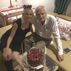 İpek Tanrıyar Instagram - Canım Feyzo’mmmmmm,babaların en babası,bugün 73 yaşına girdin..Tek dileğim heppp mutlu olman,yüzünde ufacık bir gülümsemeye sebep oluyorsam zaman zaman dünyanın en mutlu kız çocuğuyum.Şu hayatın en tahammül edilebilir tarafı senin yanın..Vesselam çok güzel adamsın,pasaklı olman haricinde😂neyse sen,etrafını kirletip yüreğini tertemiz tutabilmiş bi adamsın:)ne mutlu senin kızın olana,İYİ Kİ DOĞDUN CANIMIN EN DOLU NEFESİ🦋🦋🦋 #iyikidoğdunfeyzom #bayramçocuğu @feyzullahtanriyar
