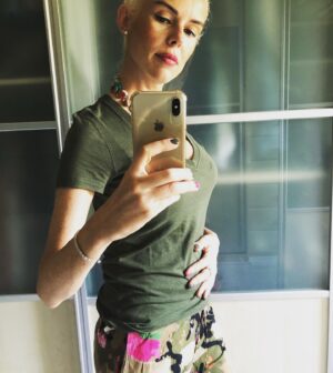 İpek Tanrıyar Instagram - Doğumdan 45 gün sonra durum bu..Gebelik boyunca 16 kg.aldım.Ve şu an hamile kalmadan önceki kilomun da altındayım.Doktorlar diyetisyenler konuşur,genetik güler😀 Tabi normal doğum ve emzirmenin katkısını da unutmayalım..Sevgilerrrr👍
