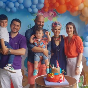 İpek Tanrıyar Instagram - OĞLUMA İLK MEKTUP:
Sen
ki bütün ettiğim büyük lafları bana afiyetle yedirmeyi başaran küçük adamm.. 
Artık aynaya bakmadığım günler var,arayanlara geri dönemediğim saatler,haftalar..
Bıraktım artık kusursuz olmayı,evi mum gibi toplamayı,o çok sevdiğim sabah 9-11 uykularını..
Salonda yer gök oyuncak,toplamıyorum dağılanları..
Hayata merhaba dediğin gün bana en zor sorumluluğu verdi rabbim..yorgunmuyum evet..
Bıraksalar 2 hafta uyurum.Uyuduğunda ya şimdi uyanırsa diye ertelediğim dünya işim var.Ama senden daha güzel bir işim yok..Dünya yansa yüzüne bakınca unutuyor insan dünyevi sıkıntıları..Böyle bir rehabilitasyon dünya üzerinde var mı?
Hiç bir açıklaması yok sen yemeğini bitirdiğinde ve kakanı yaptığında mutluluğumun..ununu eleyenler anne olmak demişler.
Zor işmiş vesselam,zaman yavaş ama yetişemediğim kadar da hızlı..
Ama hayat da zor..Dünya artık kötü bir yer, o yüzden kalkmaya çalışırken düşüp ağladığında koşmuyorum yanına,düşüp kalkabilmeyi bil diye,bir oyuncağını sıkıştığı yerden alamadığında o yüzden yardım etmiyorum hayatta tuttuğunu koparabil diye,bardak çanak bibloları ellemeye çalıştığında o yüzden sesimi çıkarmıyorum herşeyi görerek dokunarak tanıyarak öğren diye..insanlardan o yüzden esirgemiyorum hayatta onlarla olacaksın diye..
Ama bütün bunları yaparken vicdanımı da koyuyorum önüme ben olmaz desem de o seni kucaklasın diye..
Ne dersem diyeyim de.. 
hayat hep güzellikler getirsin bebeğime,altından kalkabileceğin yükler yüklesin yüreğine..
Adam gibi adam olabilmek için çalış dersine,kitabın da baban olsun Aras’ım 
Sevgilerimle…. İYİ Kİ DOĞDUN🧿 #arasbebek1yaşında