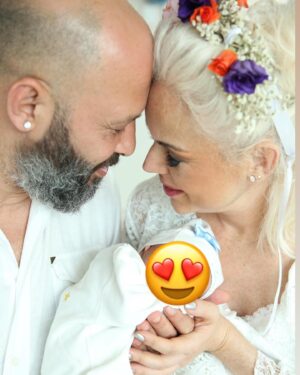İpek Tanrıyar Instagram - İyi ki tanımışım dediğim çok az insan oldu hayatımda,bizi bu yolculuğumuza şahit olan ve anımızı,yaşadığımız binlerce duyguyu bu karelere sığdırmayı başaran çok özel bir insan o benim bebeğimin fotoğraf annesi @fotografannesi Sevgili Türkan Çavuş..Hayatımızda silinmeyecek izler bıraktın,çok ama çookkk teşekkür ederiz💕💕💕 #yenidoğançekimi #fotoğraf #fotoğrafannesi #arasbebek